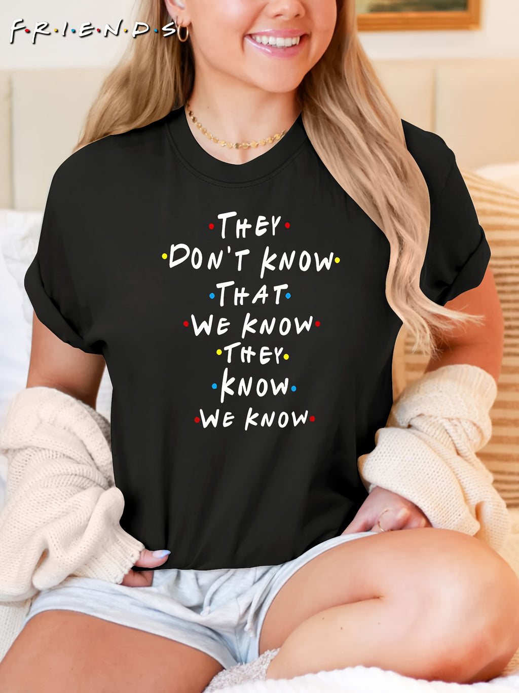 T-shirt gráfica inspirada no programa de TV "Eles não sabem que nós sabemos que eles sabem" - T-shirt casual de manga curta para mulheres, tecido macio, decote redondo, branco com letras coloridas, tamanhos S-XXL, roupa de uso diário | Camiseta com citação divertida | Ajuste confortável, camisetas para senhoras