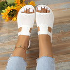 Sandálias planas de malha de cor sólida para mulheres no verão, confortáveis e leves, ideais para a praia, versáteis e casuais para uso ao ar livre.