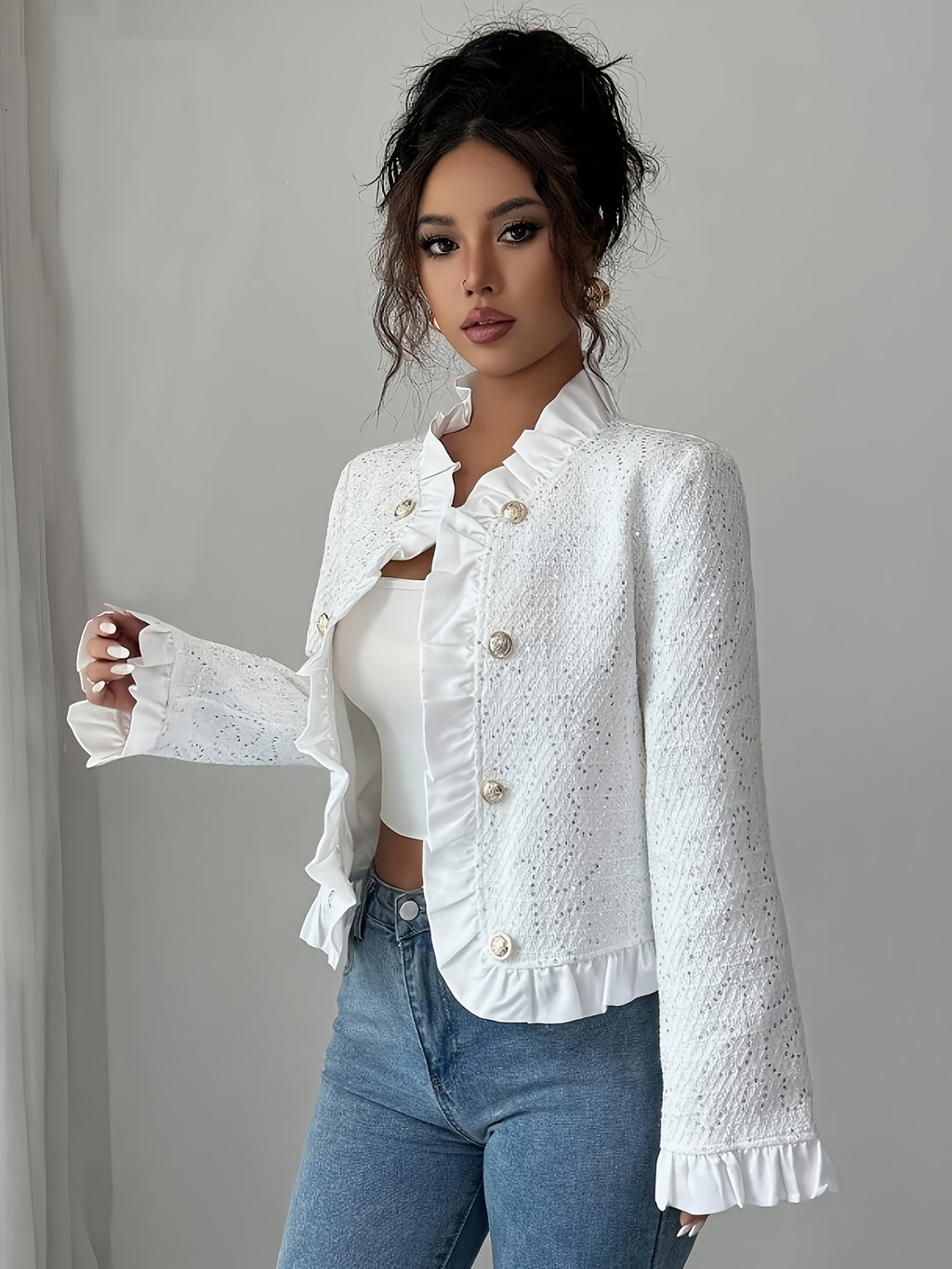 Jaqueta Blazer Elegante Feminina Branca com Gola e Mangas com Babado - Casaco Estruturado para Todas as Estações, Botões Dourados na Frente, Lavável na Máquina - Uso Casual a Formal (Escritório, Casamento, Festa) - Sobretudo Sob Medida