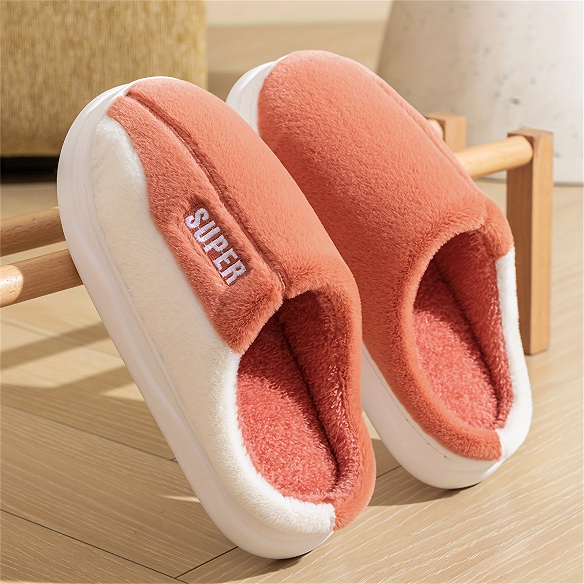 Chinelos de Inverno Bordados e Aconchegantes para Mulheres - Sola Macia, Sapatos de Conforto Fofo para Uso Interno, Design Bicolor com Patch "Super", Ideais para Uso em Casa, Chinelos de Quarto