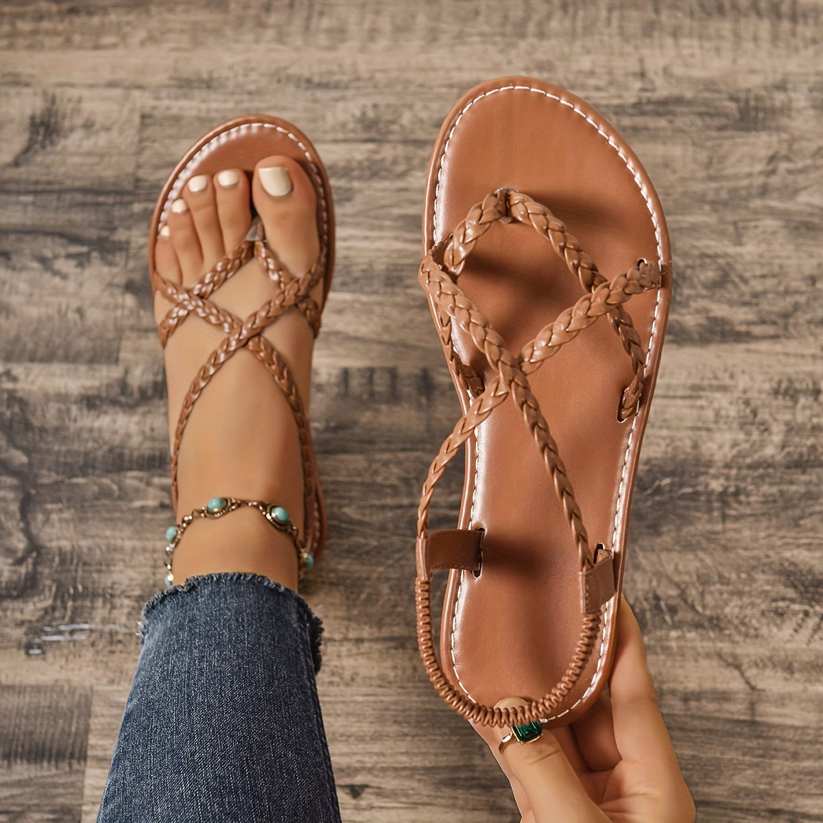 Sandálias de dedo slip-on casuais e elegantes com sola rasa, apresentando um design clássico de cor sólida e cruzes, perfeitas para usar ao ar livre.