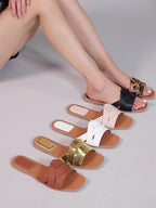 Novidades de Verão 2025 - Sapatos Femininos Casuais Leves para Exterior, Sandálias de Moda com Abertura na Ponta, Chinelos de Praia Minimalistas e Confortáveis, Sandálias Slide Planas para Senhoras e Meninas, Dourado, Nude, Branco e Preto