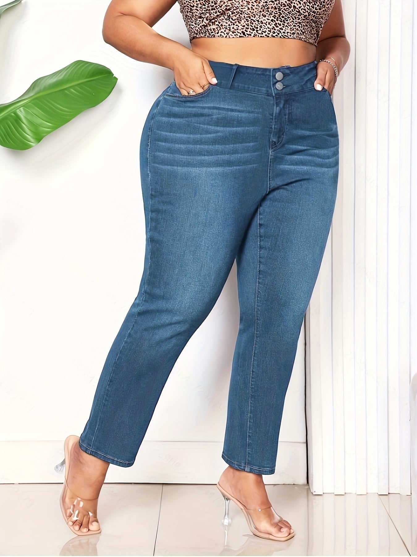2025 Nova Chegada Plus Size Mulheres Jeans de Cintura Alta em Denim Elástico - Estilo Retrô Casual de Perna Reta, Cintura Média com Bolsos Traseiros, Acabamento Lavado Azul Claro para Vestuário Casual, Conforto Diário, Jeans de Estilo Retrô, Ajuste Confortável
