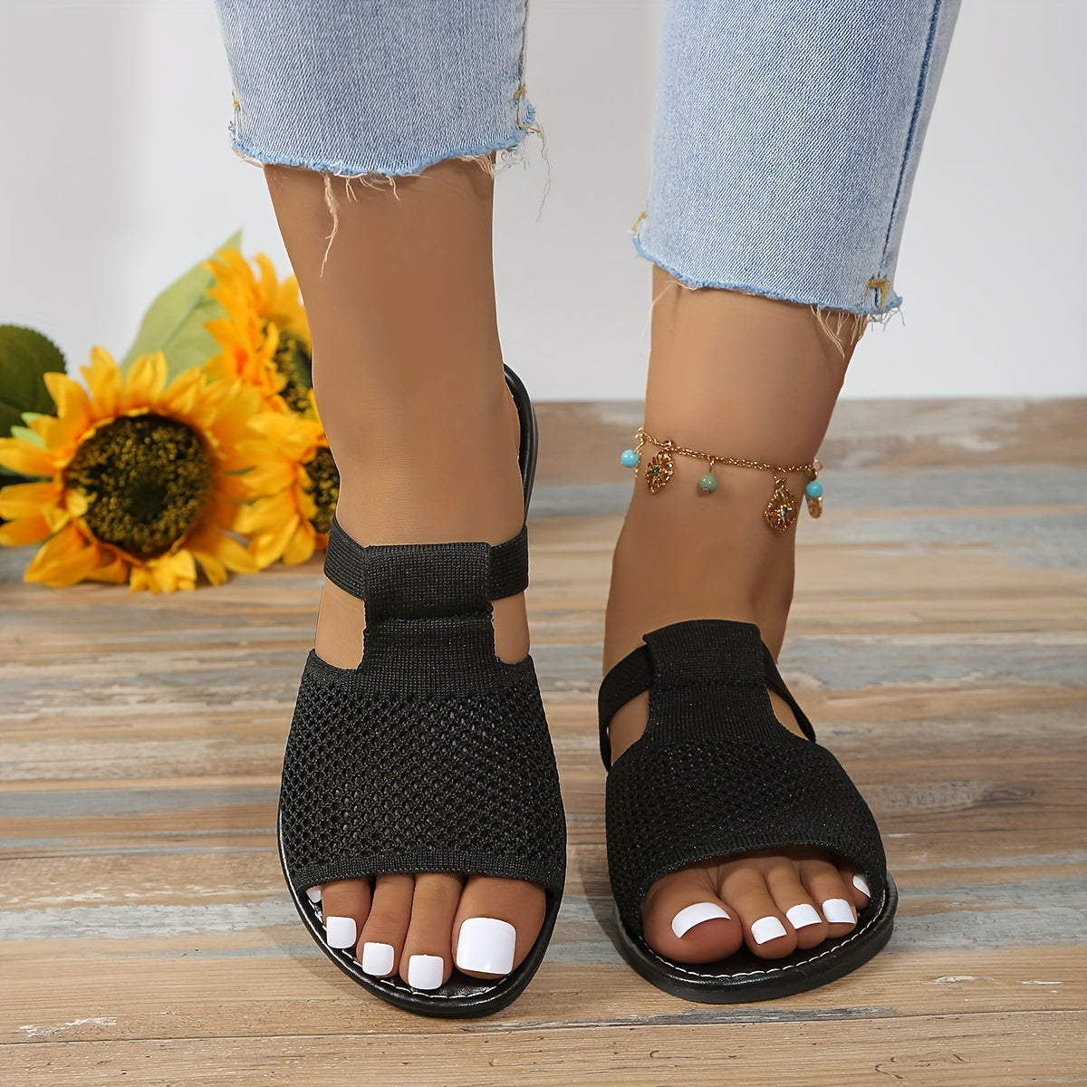 Sandálias planas de malha de cor sólida para mulheres no verão, confortáveis e leves, ideais para a praia, versáteis e casuais para uso ao ar livre.