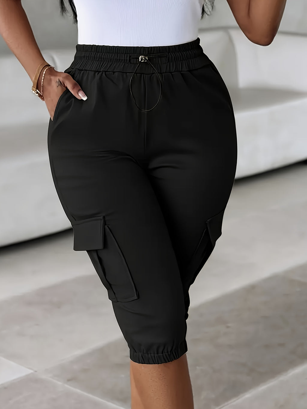 Shorts Cargo Plus Size Femininos - 100% Poliéster, Cintura com Cordão, Ajuste Solto e Comprimento Médio, Múltiplos Bolsos, Lavável na Máquina para Primavera/Verão/Outono, Viagens e Lazer, Essenciais de Férias