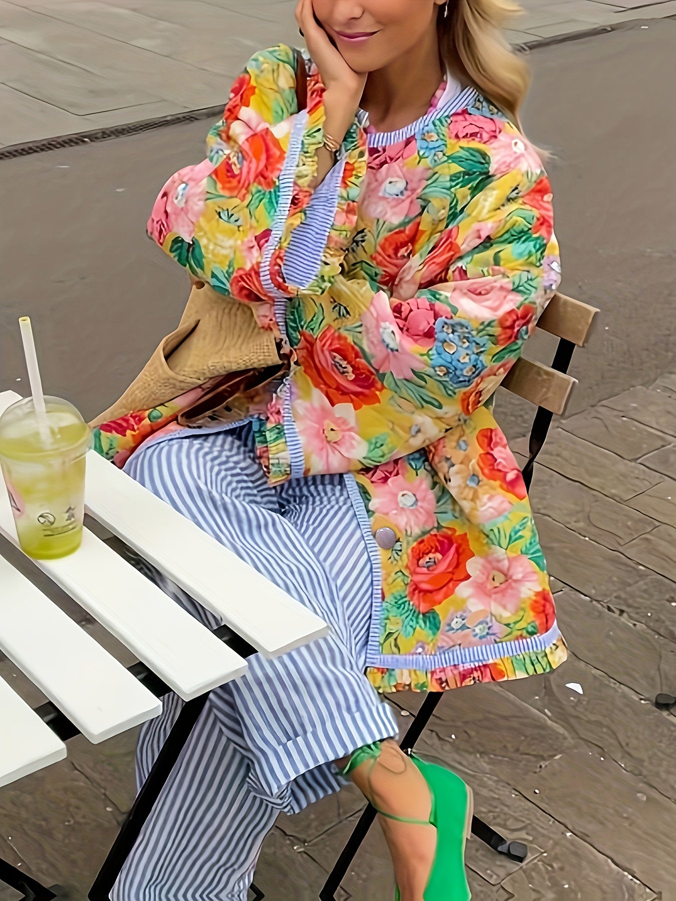 Tamanho Grande - Casaco de Mulher Plus Size com Design Estampado Elegante e Bordas com Folhos, Vibrante e Atraente.