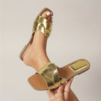 Novidades de Verão 2025 - Sapatos Femininos Casuais Leves para Exterior, Sandálias de Moda com Abertura na Ponta, Chinelos de Praia Minimalistas e Confortáveis, Sandálias Slide Planas para Senhoras e Meninas, Dourado, Nude, Branco e Preto