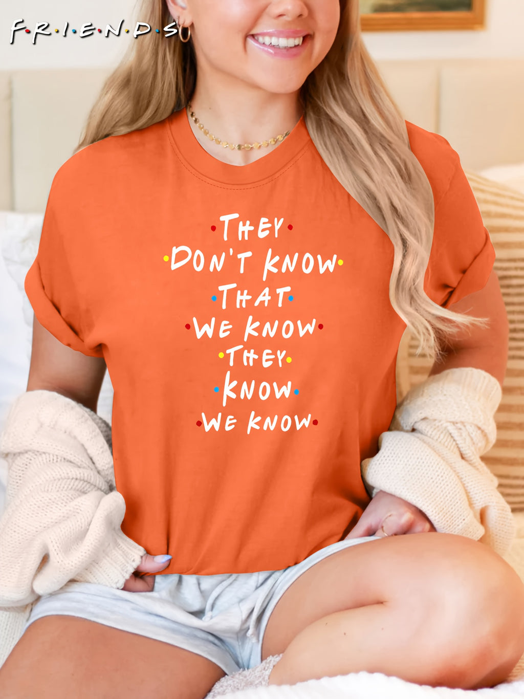T-shirt gráfica inspirada no programa de TV "Eles não sabem que nós sabemos que eles sabem" - T-shirt casual de manga curta para mulheres, tecido macio, decote redondo, branco com letras coloridas, tamanhos S-XXL, roupa de uso diário | Camiseta com citação divertida | Ajuste confortável, camisetas para senhoras
