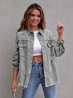 Jaqueta de ganga Boho-Chic de tamanho grande para mulheres com detalhes desgastados - Azul claro, tamanho grande, fecho de botão, mangas compridas, bainha desfiada, estilo casual para todas as estações, roupa exterior casual | Jaqueta de bainha desfiada | Jaqueta de bainha desfiada