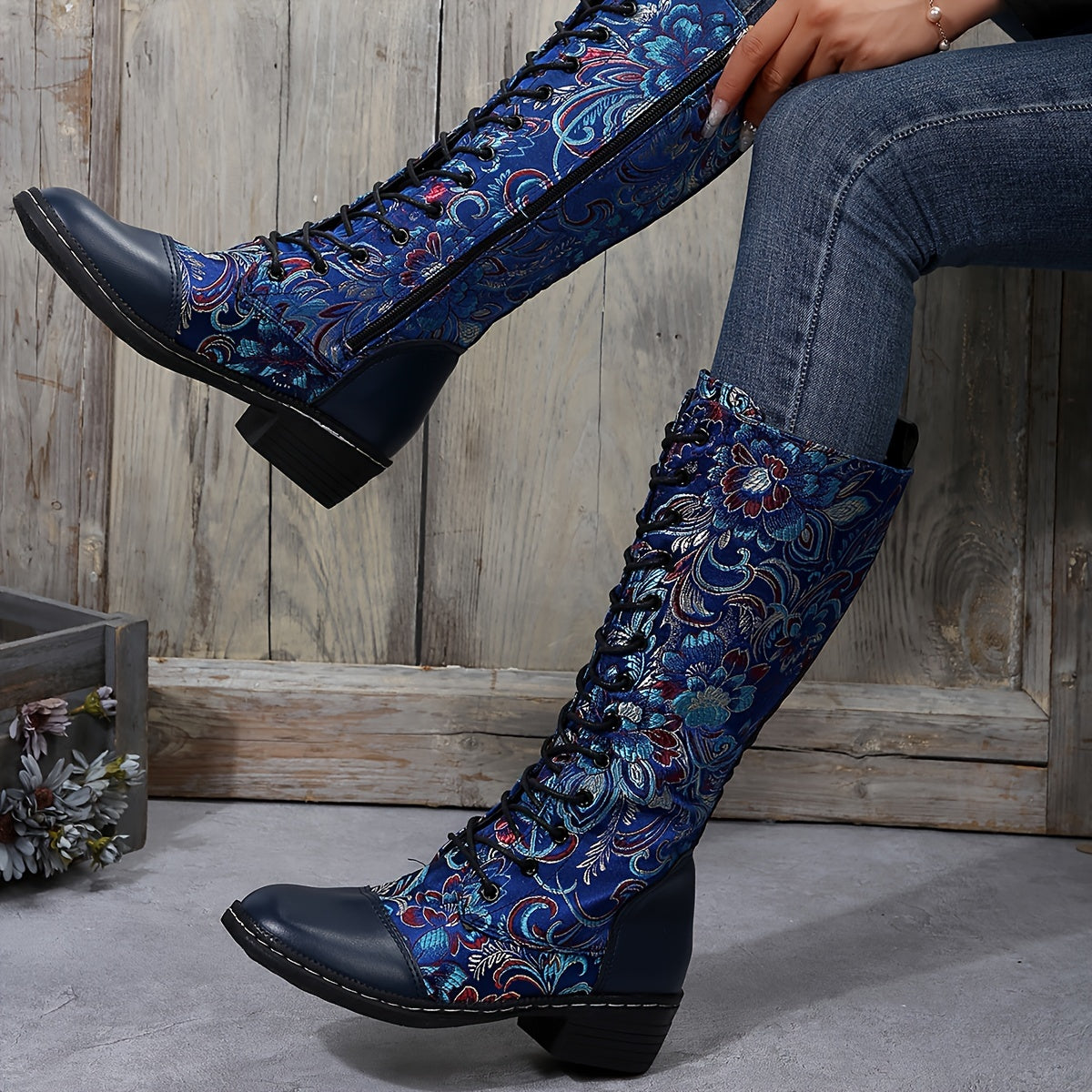 Botas Femininas Chinesas com Bico Redondo e Salto Baixo - Fechamento com Zíper - Botas de Tecido Adequadas para Looks Casuais, Elegantes e Informais - Estampa de Flor Chinesa