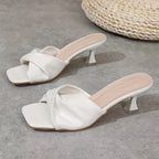 Sandálias femininas de salto alto com design plissado, sapatos modernos de bico quadrado, saltos estilosos