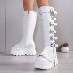 Botas Brancas de Cano Alto para Mulheres com Solas Grossas - Forro de Fleece Quente, Zíper Lateral, Salto Confortável de Cunha, Estilo Punk com Fivela e Detalhe de Corrente, Bico Redondo, Cobertura Falsa para o Inverno