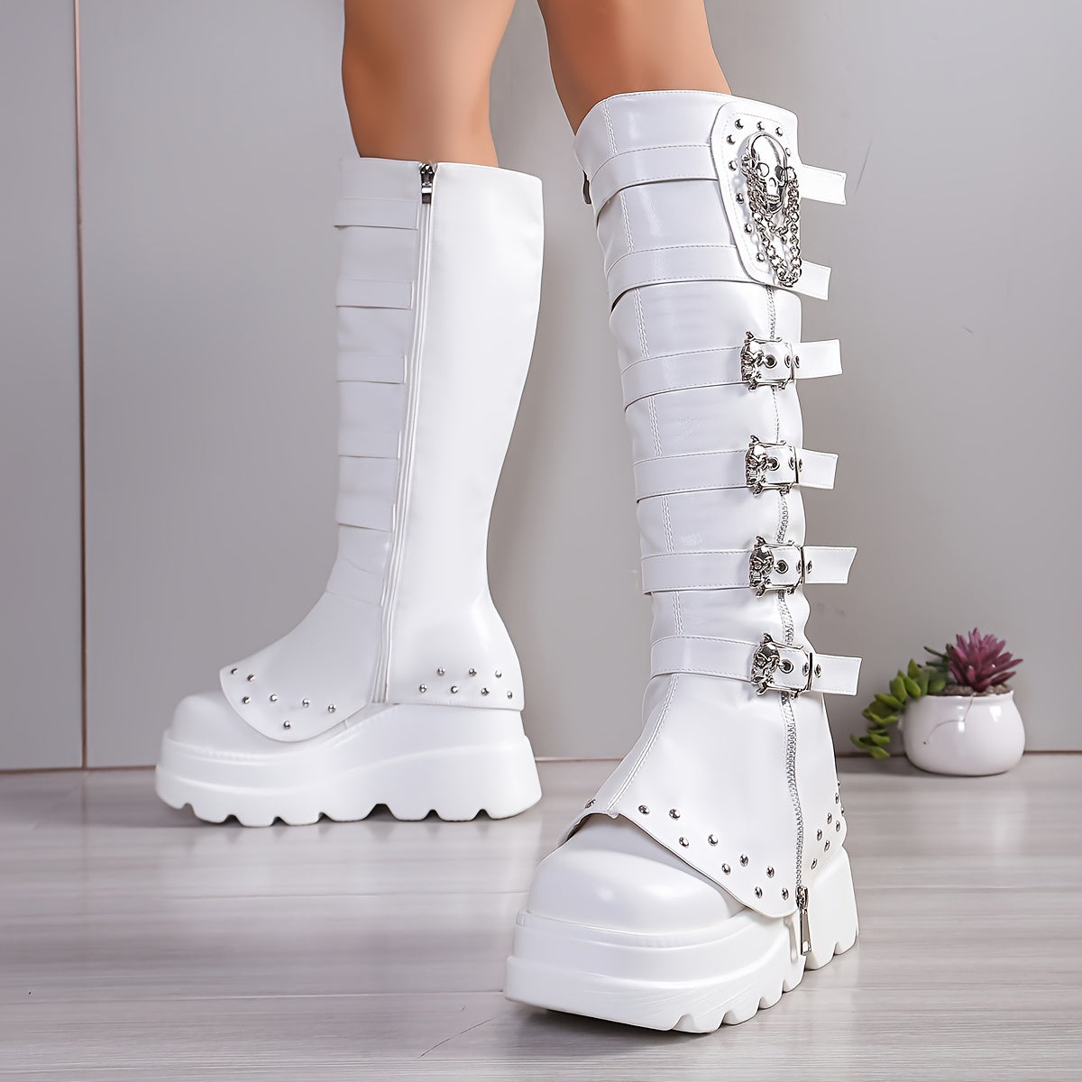 Botas Brancas de Cano Alto para Mulheres com Solas Grossas - Forro de Fleece Quente, Zíper Lateral, Salto Confortável de Cunha, Estilo Punk com Fivela e Detalhe de Corrente, Bico Redondo, Cobertura Falsa para o Inverno