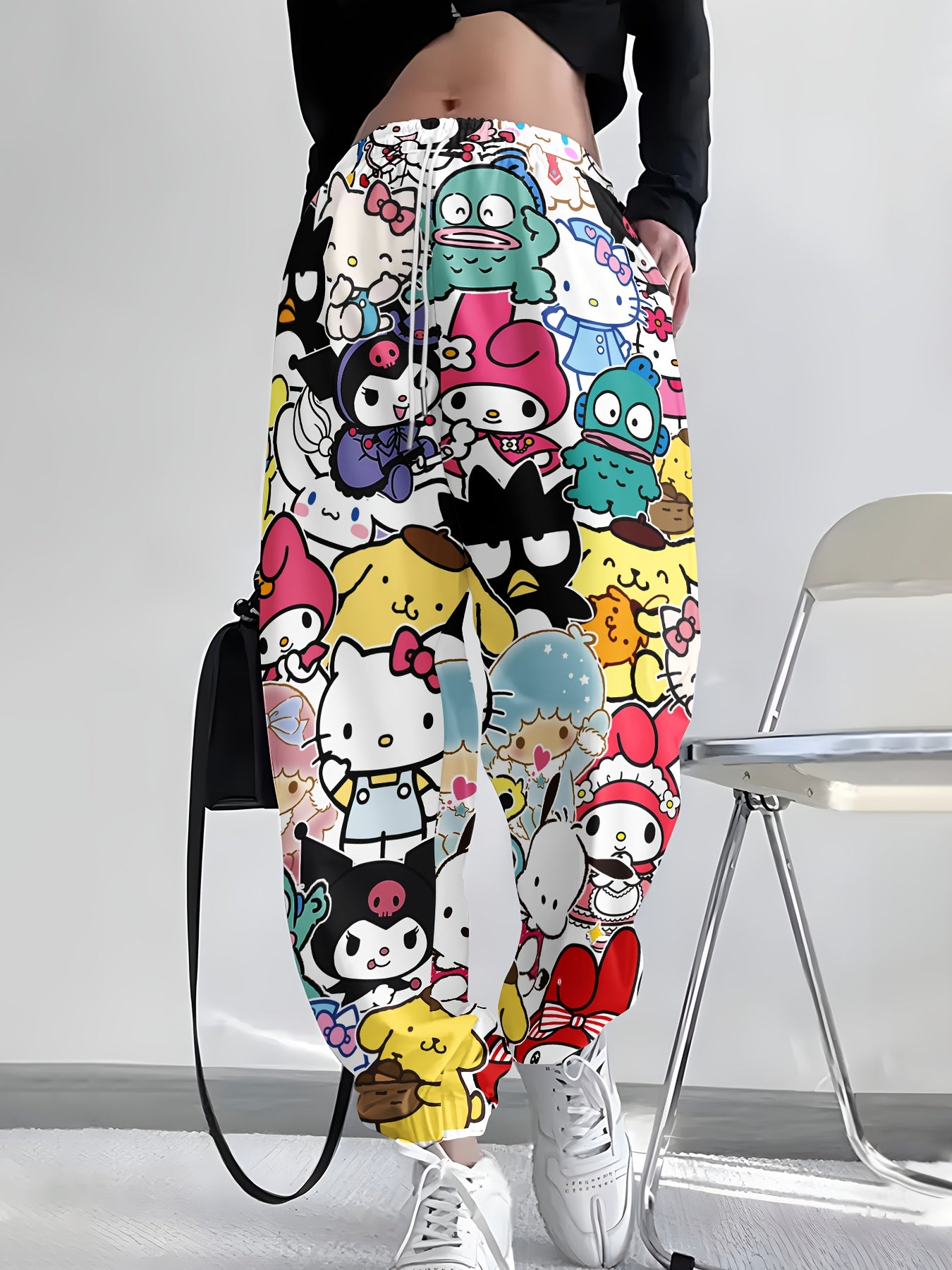 Calças de jogar Sanrio para mulheres com estampado de desenhos animados - Estilo hip-hop urbano, cintura com cordão confortável, lavável à máquina, branco com designs coloridos de personagens, perfeitas para uso casual, calças de jogar