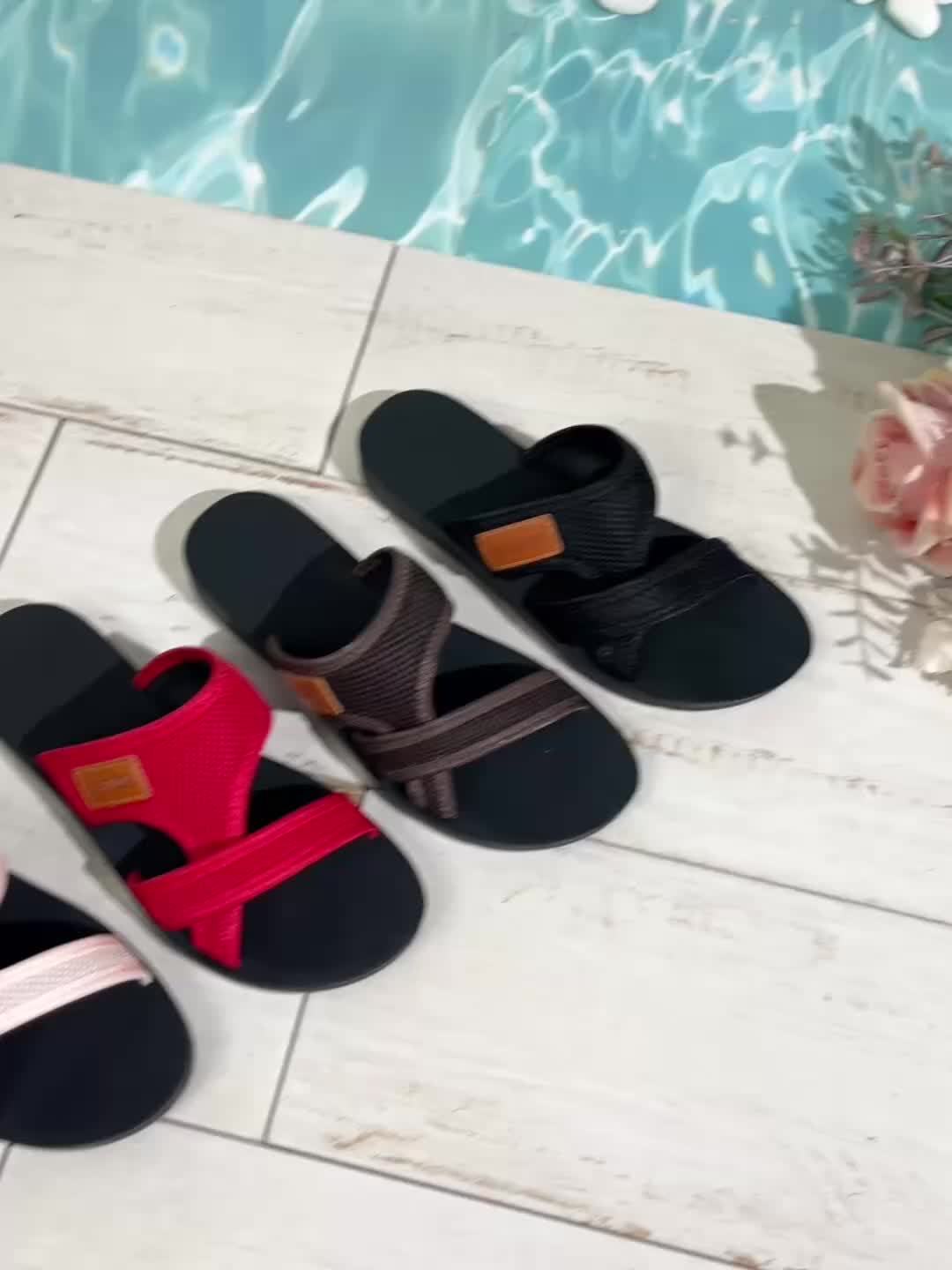 Sandálias Slide de Malha Respirável para Mulheres - Sapatos Baixos Confortáveis de Dedo Aberto com Tiras Cruzadas, Calçado de Verão Leve em Preto/Marrom ou Vermelho/Preto, Uso Casual Interno & Externo, Sandálias de Tiras