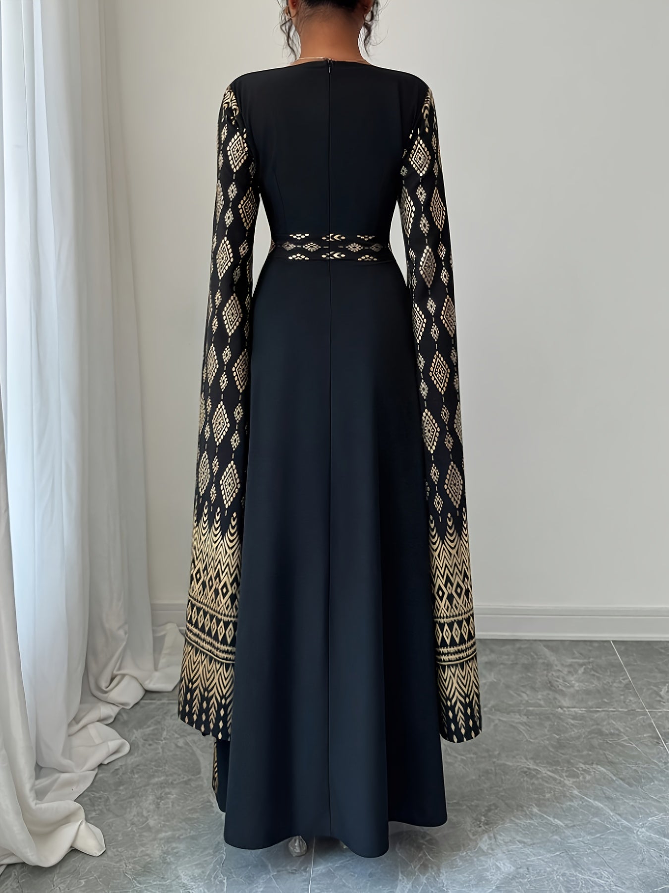 Vestido Kimono Elegante de Manga Comprida para Mulher com Estampado Geométrico Preto e Dourado - Vestido Formal de Chão com Decote Quadrado e Detalhes em Cores Contrastantes, Vestido de Noite Versátil para Todas as Estações