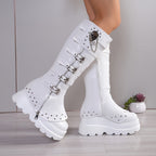 Botas Brancas de Cano Alto para Mulheres com Solas Grossas - Forro de Fleece Quente, Zíper Lateral, Salto Confortável de Cunha, Estilo Punk com Fivela e Detalhe de Corrente, Bico Redondo, Cobertura Falsa para o Inverno