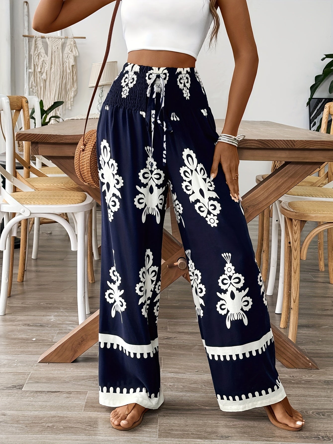 Calças Femininas de Perna Larga com Estampa Floral em Azul Marinho e Branco, Cintura Elástica com Cordão e Detalhe de Smocking - Lavável à Máquina, Confortáveis para Todas as Estações, Tecido Suave e Elegante