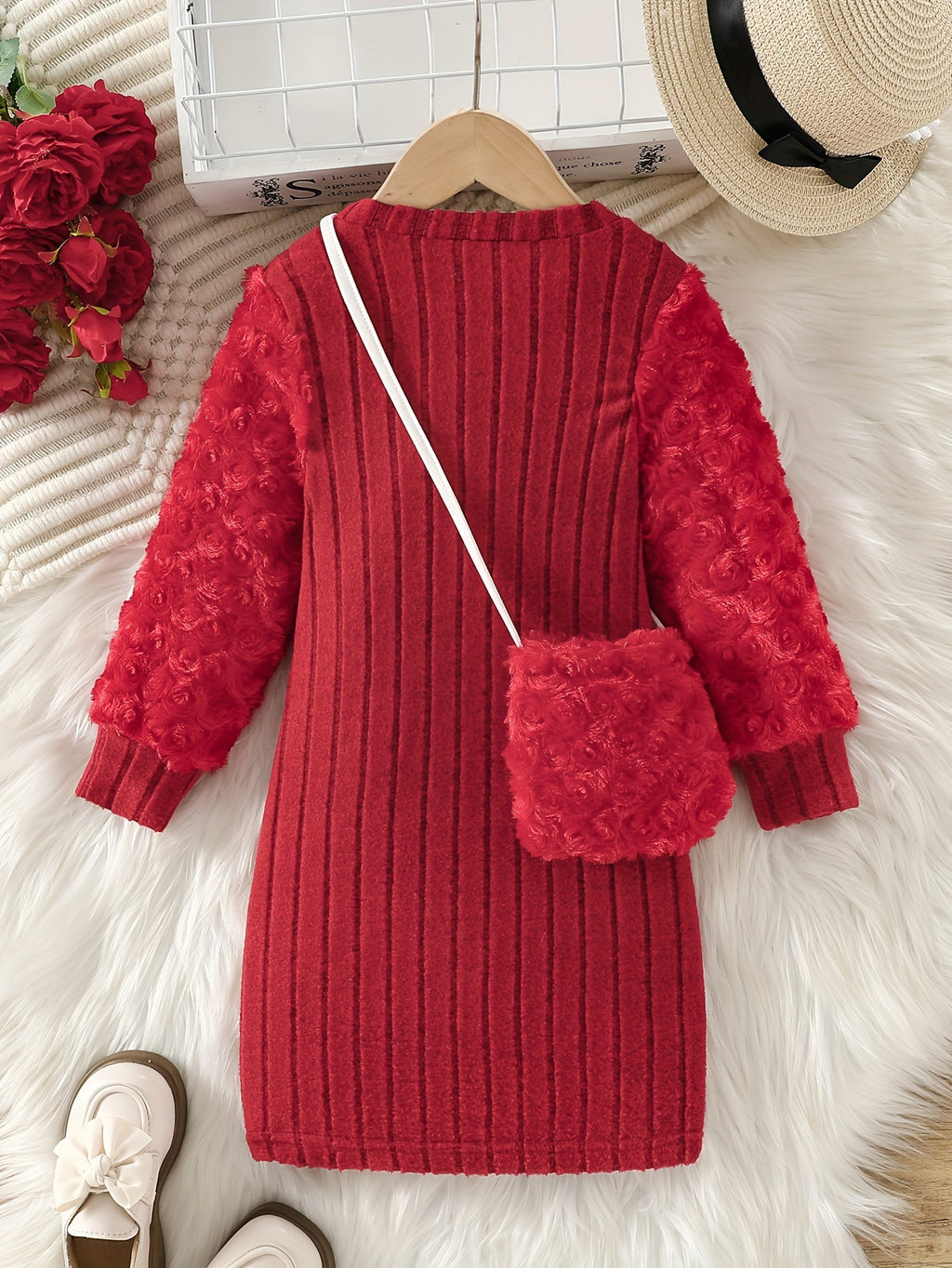 Vestido para meninas e bolsa de cor sólida. A blusa de gola redonda e manga longa é feita de tecido canelado aveludado, com mangas estampadas em padrão de botões de rosa em material fofo como rosas peludas—ideal para uso casual ao ar livre na primavera ou outono