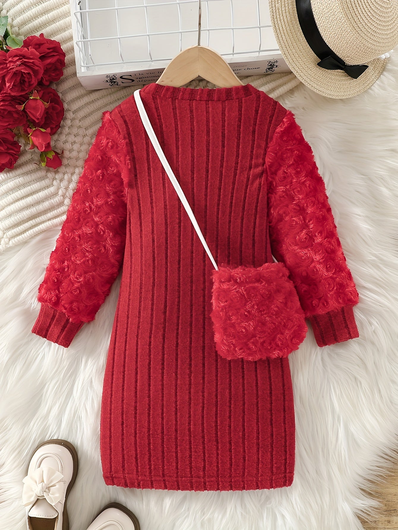 Vestido para meninas e bolsa de cor sólida. A blusa de gola redonda e manga longa é feita de tecido canelado aveludado, com mangas estampadas em padrão de botões de rosa em material fofo como rosas peludas—ideal para uso casual ao ar livre na primavera ou outono