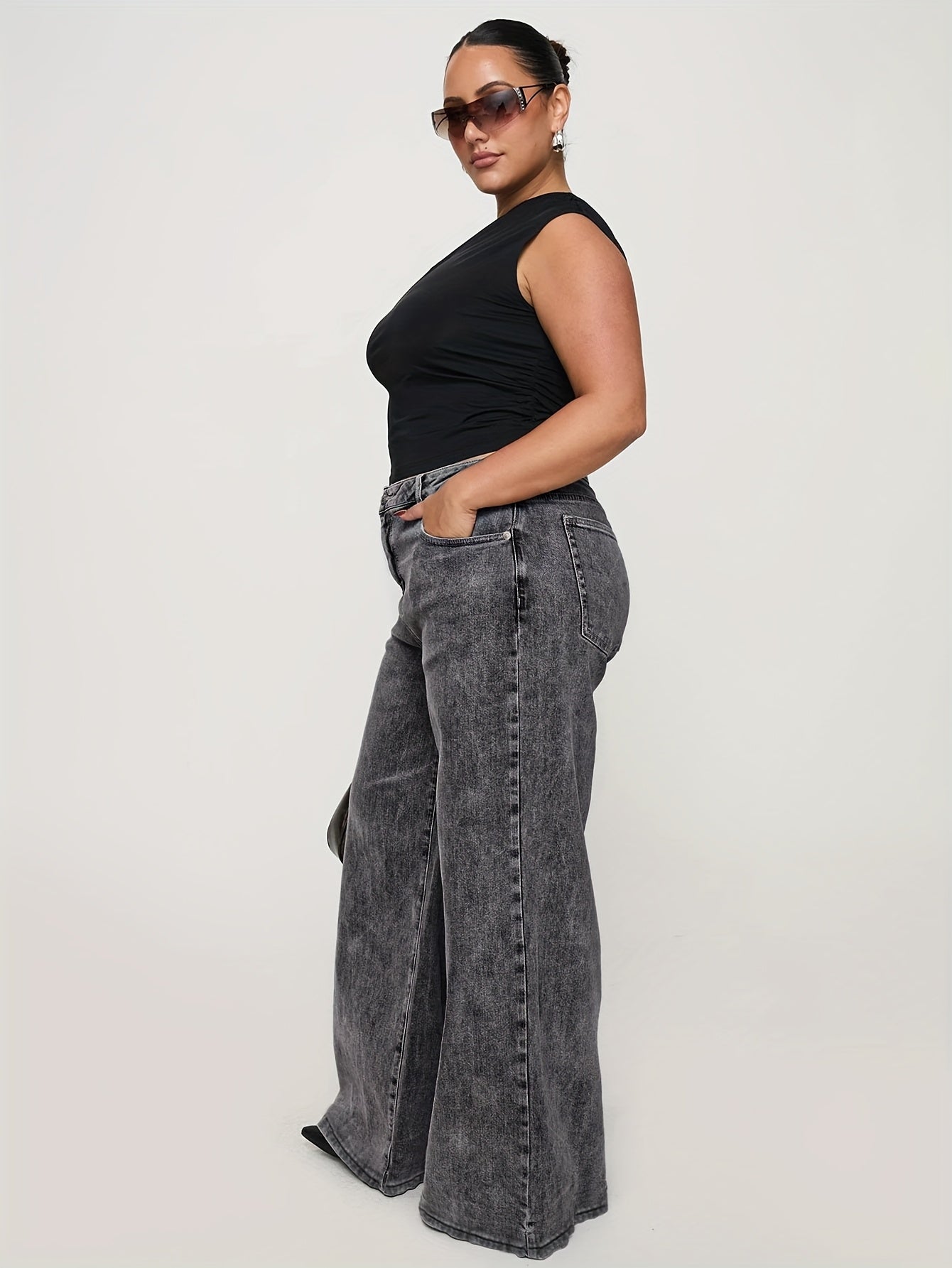 Jeans de ganga de tamanho grande para mulher, calças de perna larga cinzentas modernas e fashion para estilo europeu e americano, confortáveis e versáteis.