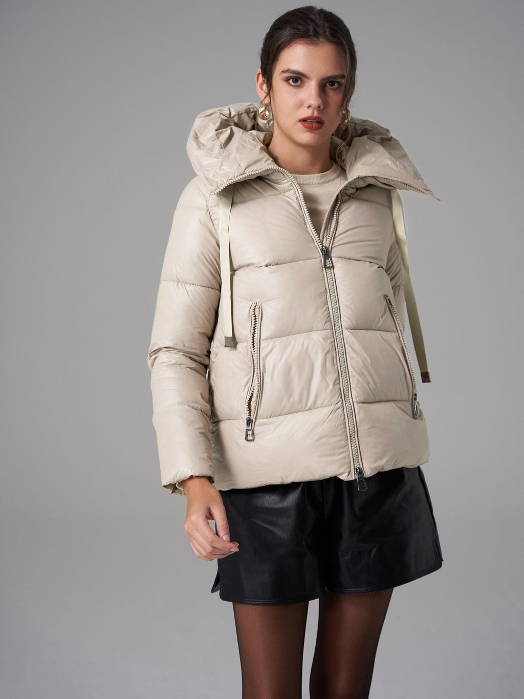 Casaco de Puffer Leve para Mulheres - Elegante Casaco Cortado Branco com Capuz e Bolsos com Zíper Duplo, Mangas Longas e Cordão Ajustável, Perfeito para Outono e Inverno, Estilo Casual, Roupa de Inverno Casual | Casaco de Capuz Elegante | Capuz com Cordão Ajustável