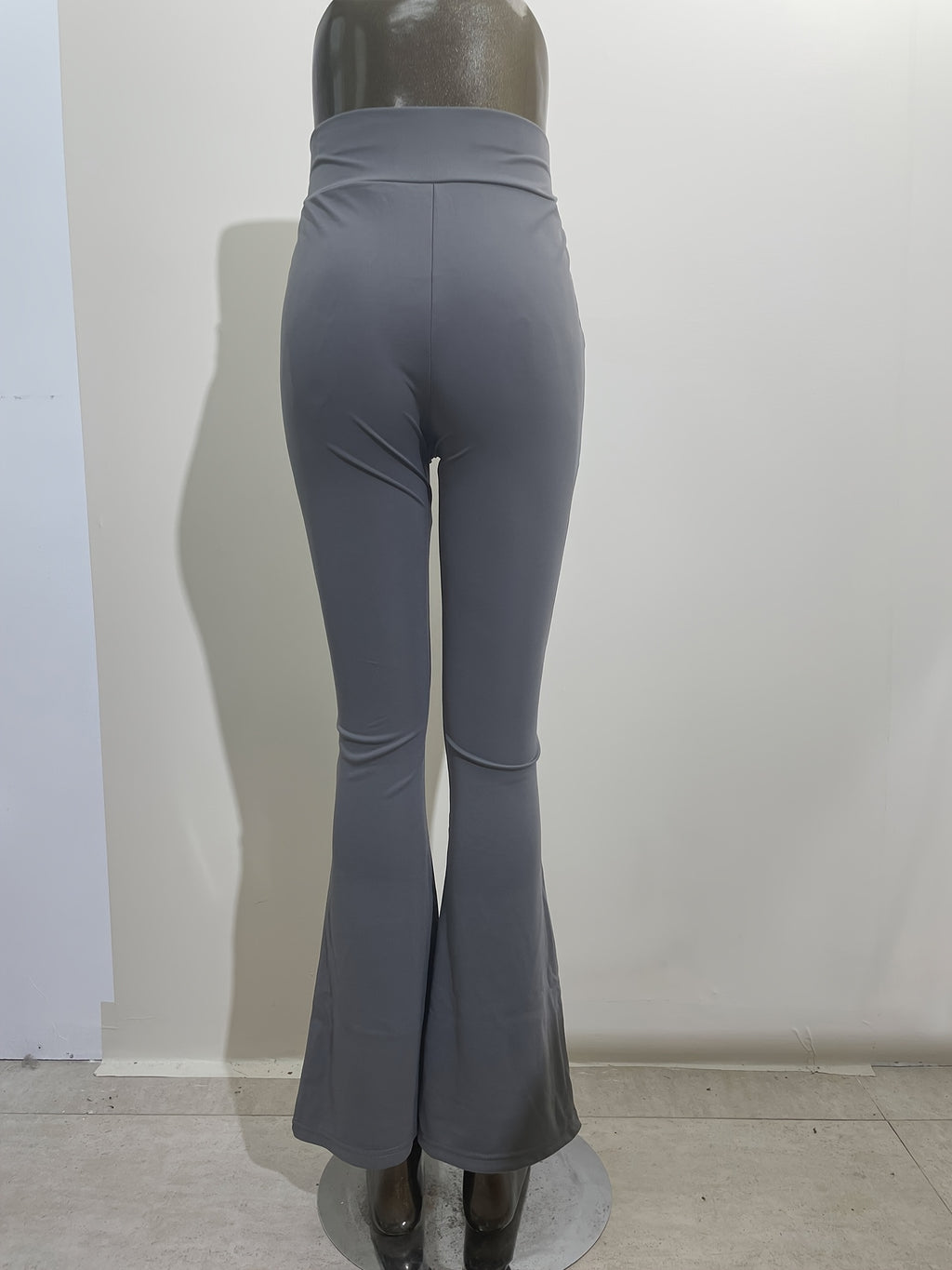 Um par de calças casuais de corte folgado para mulher, com pernas abertas, controlo abdominal e efeito lifting nas ancas, completas com bolsos. Fabricadas com tecido suave e agradável ao toque, oferecem uma sensação de conforto.