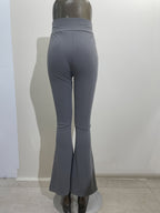 Um par de calças casuais de corte folgado para mulher, com pernas abertas, controlo abdominal e efeito lifting nas ancas, completas com bolsos. Fabricadas com tecido suave e agradável ao toque, oferecem uma sensação de conforto.