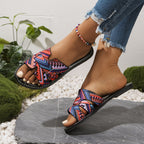 Sandálias de Verão Casuais para Mulheres - Elegantes Chinelos Planos de Dedo Aberto com Padrão Geométrico Vibrante, Cano Marrom e Sola de Borracha Preta, Perfeitas para a Praia ou Vestuário Casual, Calçado de Praia | Sandálias com Padrão Geométrico | Sandálias com Cano de Lona