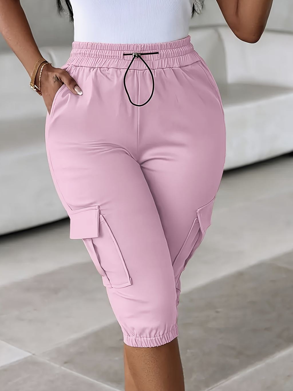Shorts Cargo Plus Size Femininos - 100% Poliéster, Cintura com Cordão, Ajuste Solto e Comprimento Médio, Múltiplos Bolsos, Lavável na Máquina para Primavera/Verão/Outono, Viagens e Lazer, Essenciais de Férias