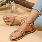 Sandálias Femininas com Tira no Tornozelo - Tira T com Contas Brancas, Sapatilha Aberta e Antiderrapante, Solado TPR e Parte Superior em Faux - Ideal para Casamentos na Praia, Festas e Eventos Boho - Calçado Elegante para Looks de Festa