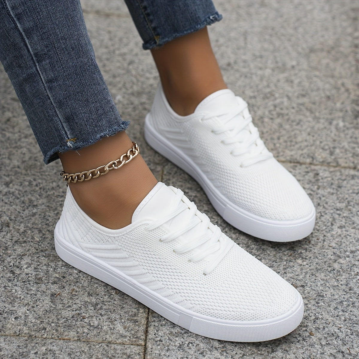 Tenis de Malha Respirável para Mulheres - Brancos, Baixos com Cadarço e Bico Redondo Confortáveis para Caminhada com Sola de Borracha Durável para Uso Casual & Atlético Leve, Sapatos Versáteis, Design Minimalista, Construção Flexível, Compradores Style Enthusiasts