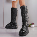 Botas Brancas de Cano Alto para Mulheres com Solas Grossas - Forro de Fleece Quente, Zíper Lateral, Salto Confortável de Cunha, Estilo Punk com Fivela e Detalhe de Corrente, Bico Redondo, Cobertura Falsa para o Inverno