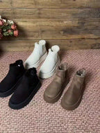 Botas de tornozelo femininas resistentes apresentam um pescoço macio e felpudo para um visual confortável e elegante. Disponíveis em khaki, preto e cinzento escuro, essas botas de inverno são perfeitas para mulheres. A fechadura de atacadores e design tornam-nas fáceis de usar. O bico arredondado e design de deslizamento tornam-nas confortáveis e presentes para mulheres. A sola elevada é durável e resistente à abrasão. São perfeitas para férias diárias e outras atividades fashionáveis.