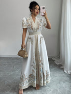 Vestido Maxi Elegante com Estampa Floral Bohemiana com Mangas Puff e Cintura Cinchada - Branco com Acentos Azuis e Dourados, Perfeito para Primavera/Verão/Outono, Vestuário Casual Elegante | Vestido com Estampa Floral | Design de Cintura Cinchada, Vestido Floral