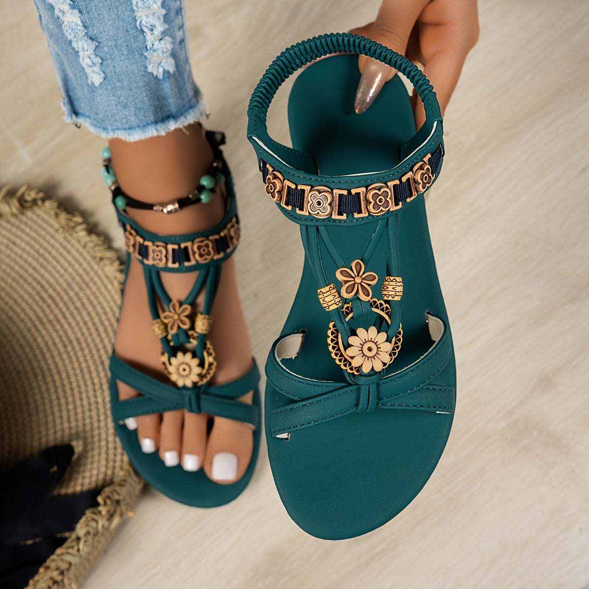 Sandálias Elegantes de Mulher com Borboleta de Strass - Preto Aberto com Fivela Floral Dourada, Tira Elástica Segura para Conforto de Verão, Sandálias Femininas