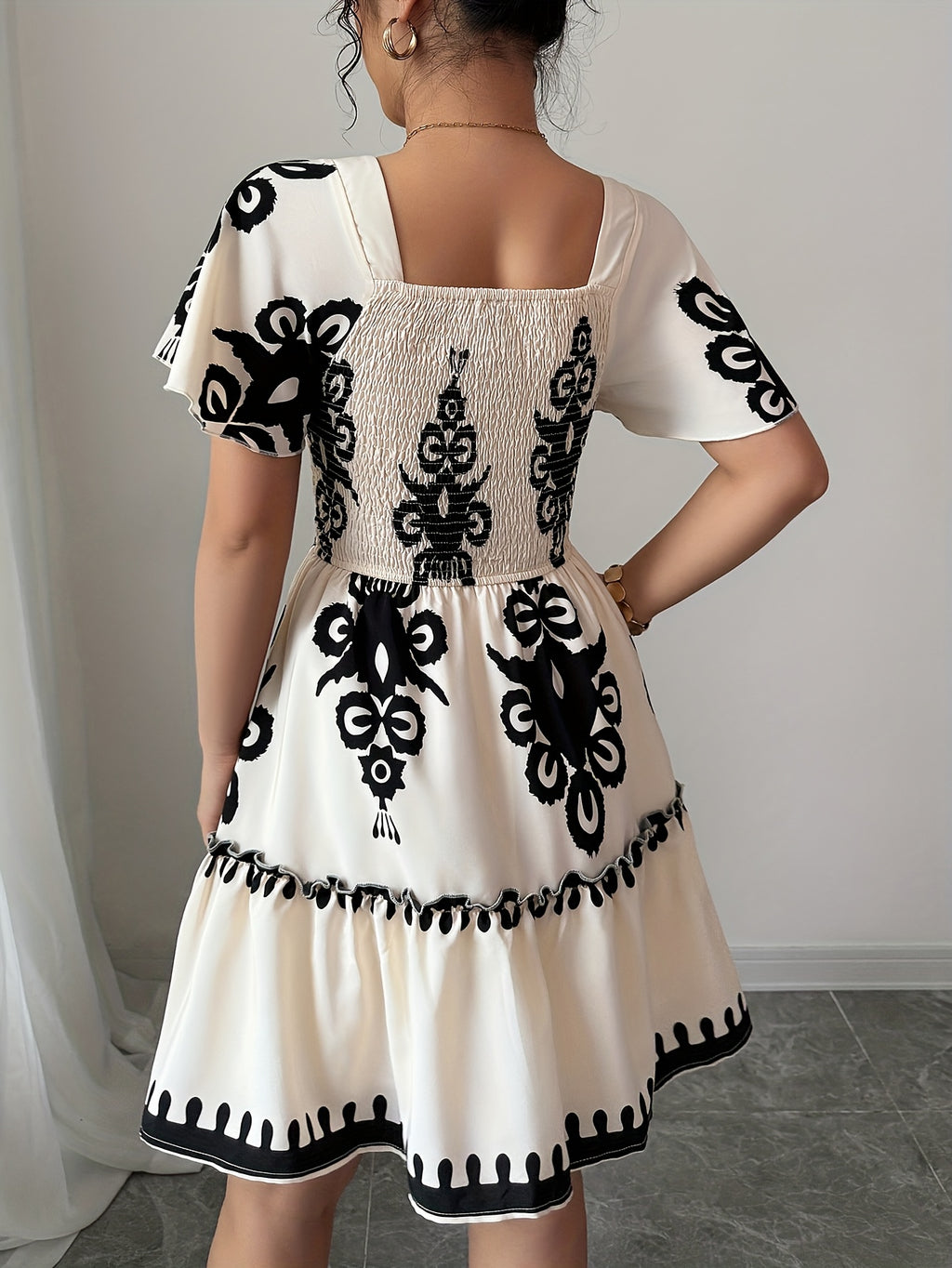 Vestido mini elegante com decote quadrado, estampas modernas, plissados, cintura cinchada para efeito slimming e bordas franzidas com bainha em linha A.