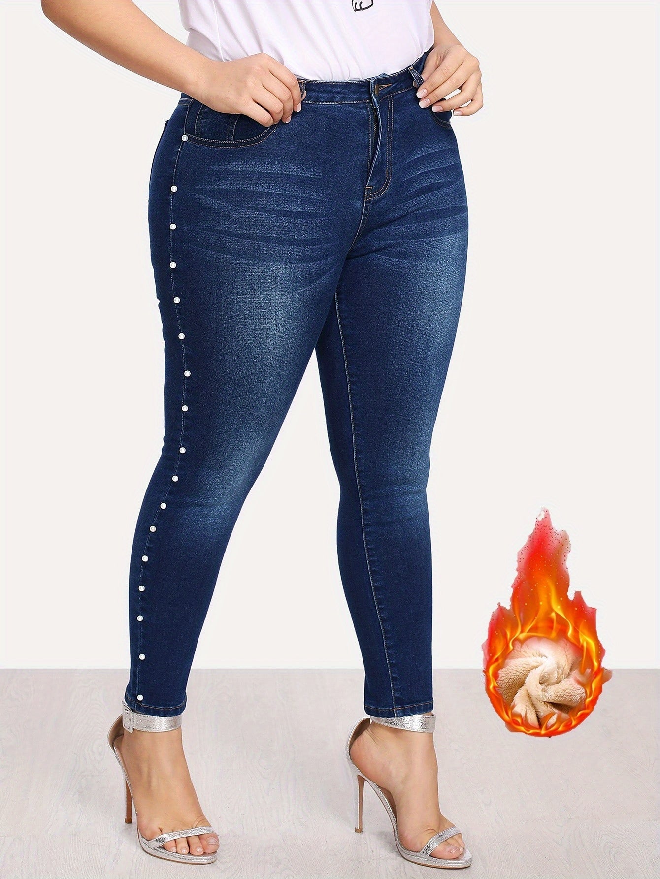 Jeans de Corte Plus-Size com Forro de Lã Estilo Francês, Disponíveis em Cinco Tamanhos, Apresentando um Design de Botão com Aplicações que é Trendy e .