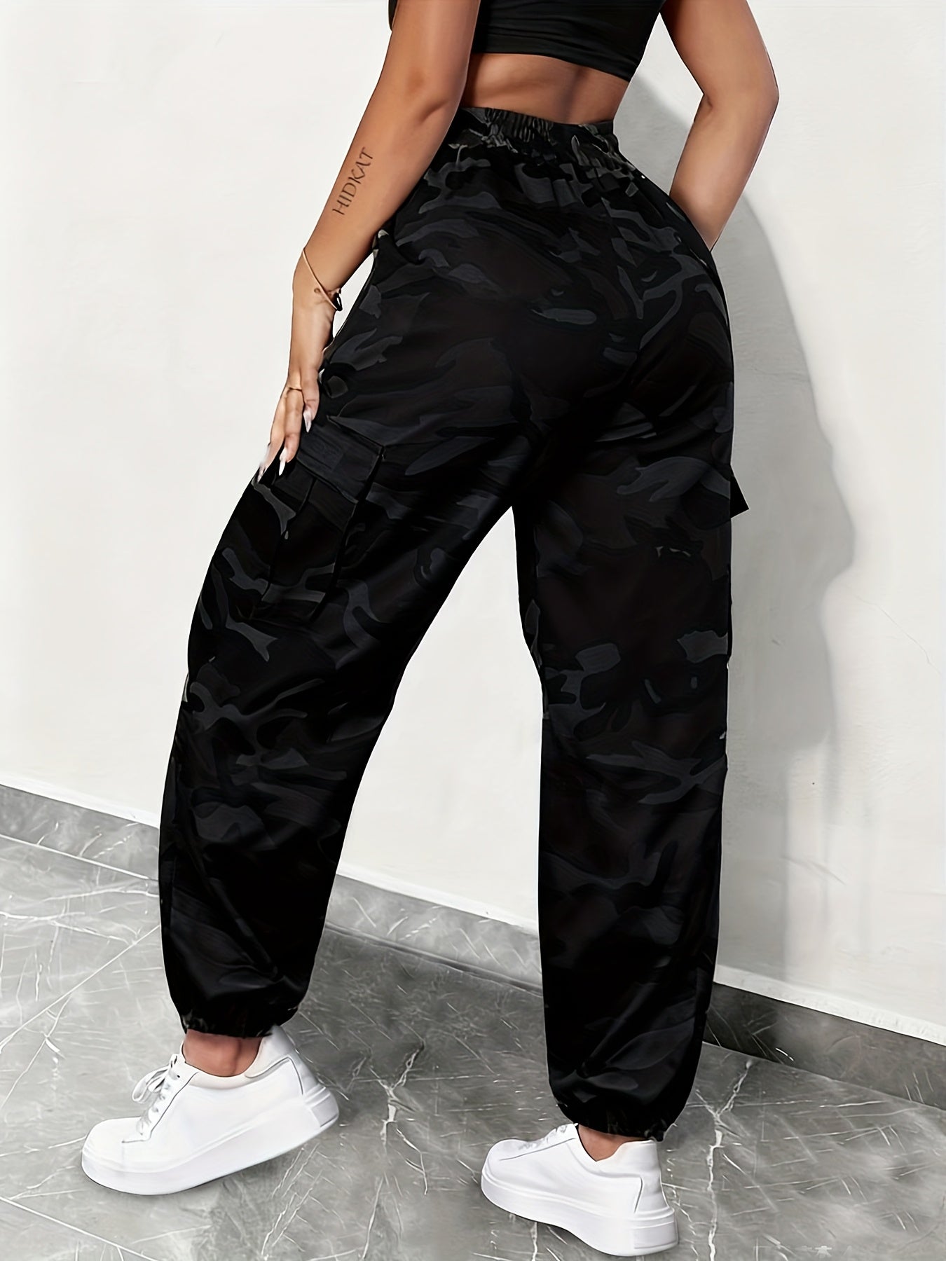 Calças Cargo Camufladas Femininas - Calças de Corte Larga com Cordão na Cintura, Tecido Sem Elasticidade para Uso Diário e Exterior - Calças Casuais para Mulher para Todas as Estações, Roupa de Exterior, Calças de Corte Relaxado, Construção Durável, Estilo Jogger, Uso Confortável