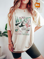 Camiseta Casual Feminina Plus Size Manga Curta Gola Redonda - Estampa de Bruxa e Celestial com Slogan "Wicked Changed for Good", Tecido Elástico Médio, Lavável em Máquina, Moda Verão, Vestuário Descontraído