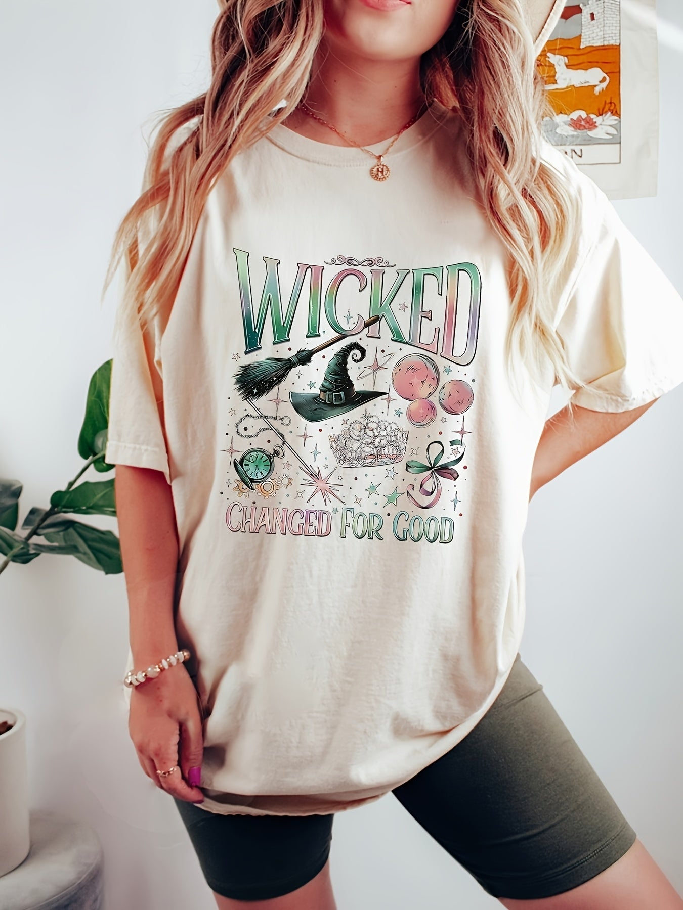 Camiseta Casual Feminina Plus Size Manga Curta Gola Redonda - Estampa de Bruxa e Celestial com Slogan "Wicked Changed for Good", Tecido Elástico Médio, Lavável em Máquina, Moda Verão, Vestuário Descontraído
