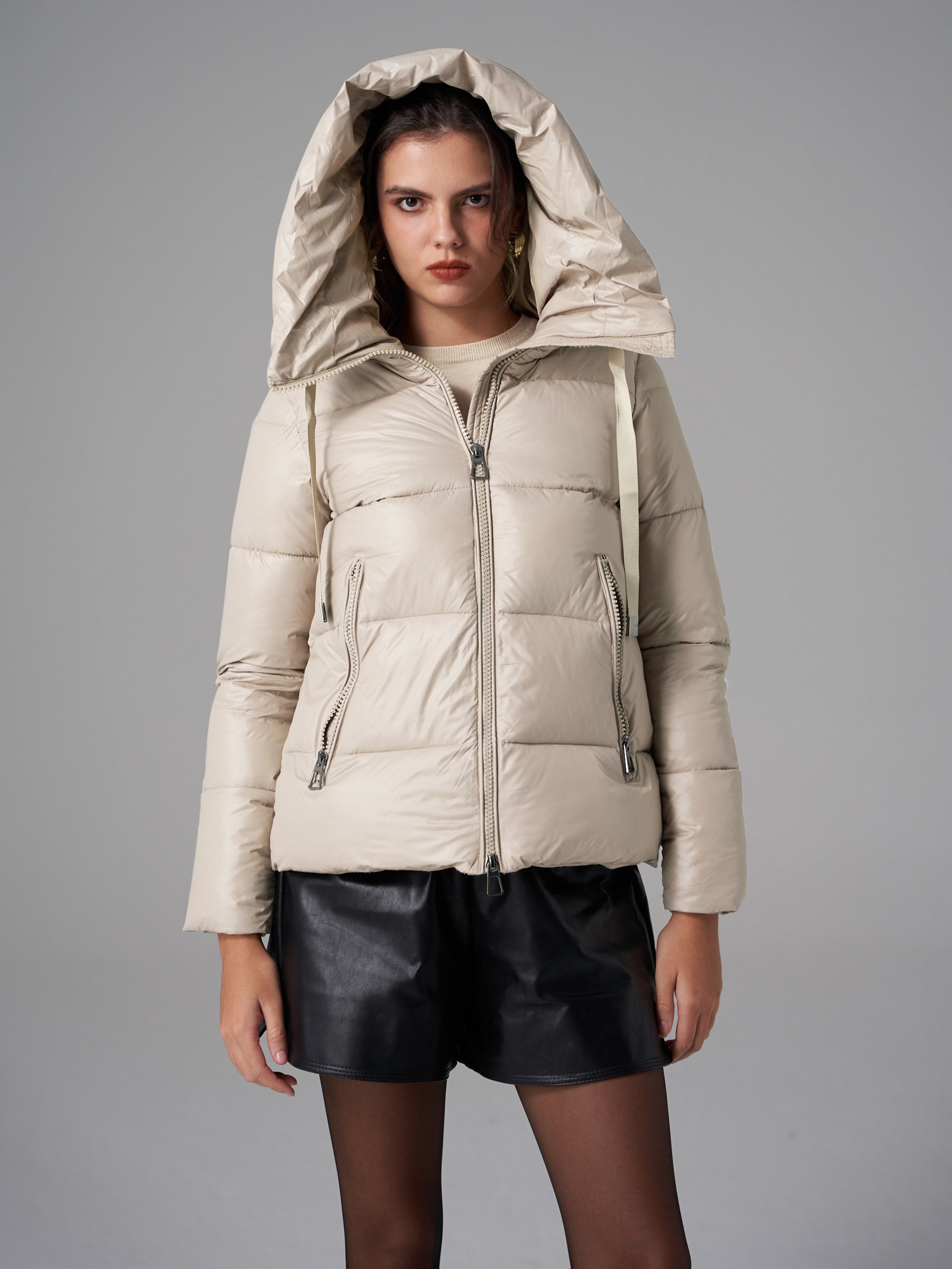 Casaco de Puffer Leve para Mulheres - Elegante Casaco Cortado Branco com Capuz e Bolsos com Zíper Duplo, Mangas Longas e Cordão Ajustável, Perfeito para Outono e Inverno, Estilo Casual, Roupa de Inverno Casual | Casaco de Capuz Elegante | Capuz com Cordão Ajustável