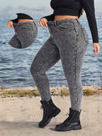 Calças Skinny Plus Size Cinza com Estampa de Floco de Neve e Elástico