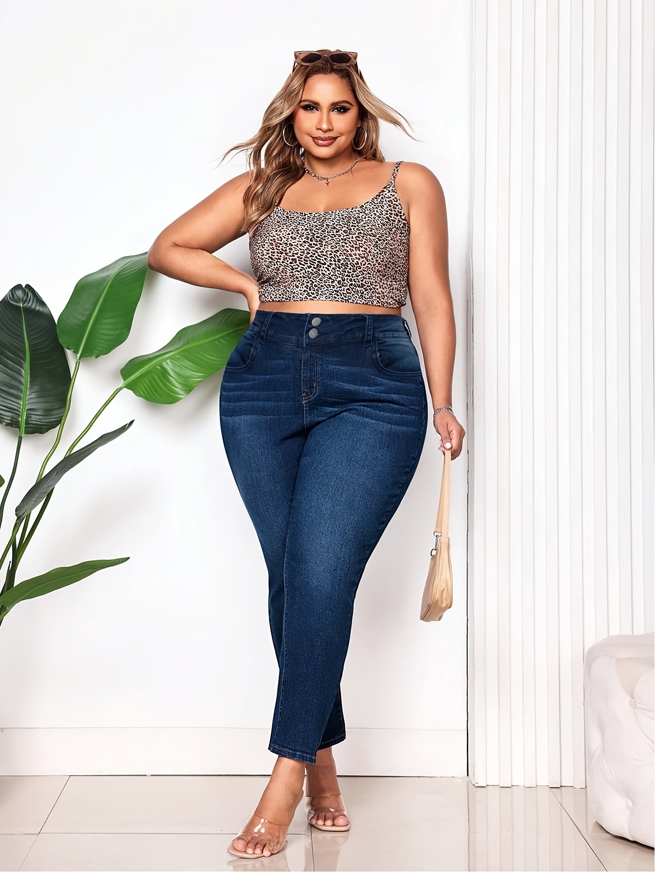 2025 Nova Chegada Plus Size Mulheres Jeans de Cintura Alta em Denim Elástico - Estilo Retrô Casual de Perna Reta, Cintura Média com Bolsos Traseiros, Acabamento Lavado Azul Claro para Vestuário Casual, Conforto Diário, Jeans de Estilo Retrô, Ajuste Confortável