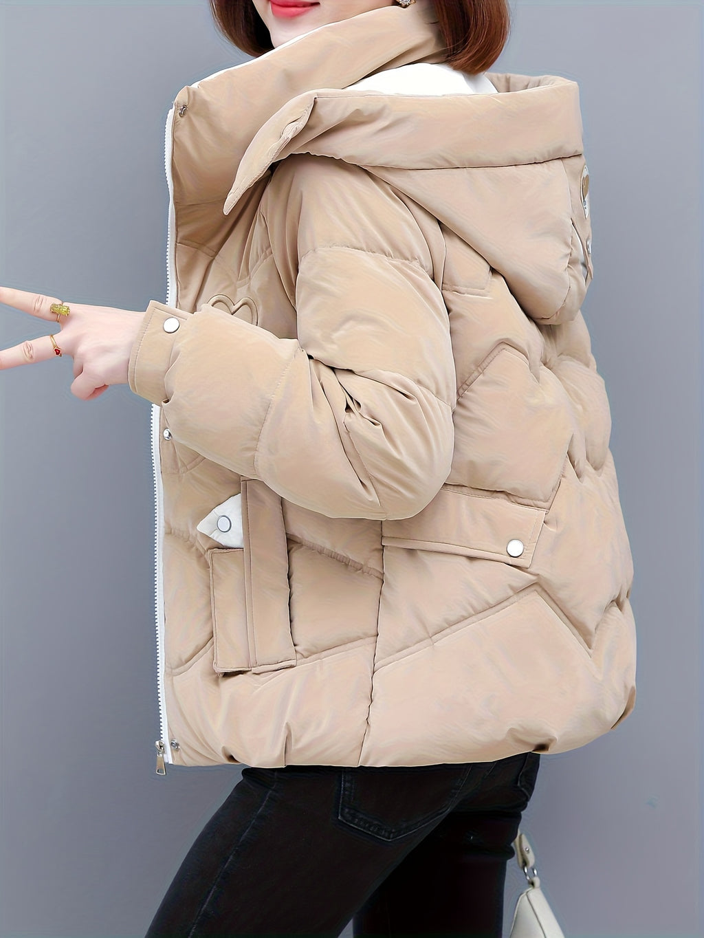 Jaqueta com Capuz de Inverno Feminina - Elegante Casaco Bege e Branco com Zíper e Design de Coração, Roupa Externa Quente de Poliéster para Looks Casuais ou Chiques, Jaqueta de Inverno