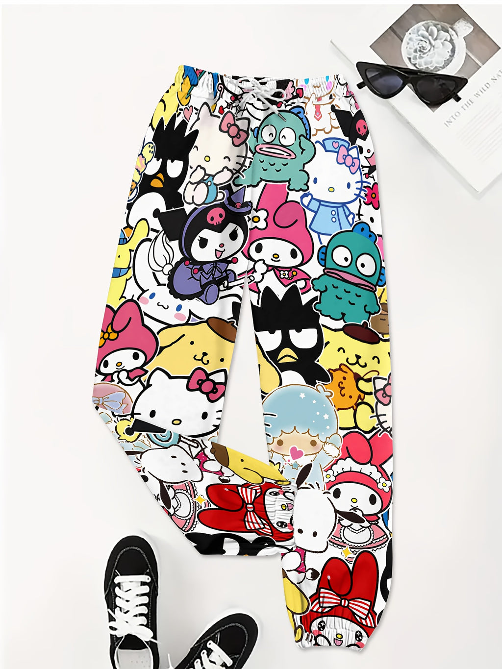 Calças de jogar Sanrio para mulheres com estampado de desenhos animados - Estilo hip-hop urbano, cintura com cordão confortável, lavável à máquina, branco com designs coloridos de personagens, perfeitas para uso casual, calças de jogar