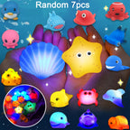 Conjunto de Brinquedos de Banho Flutuantes e Luminosos de 1/3/5/7/10 unidades | Brinquedos Educativos Coloridos Aleatórios para Crianças, Presente Perfeito de Aniversário, Natal, Páscoa, Material de PVC, Bateria de Botão Não Recarregável, Diversão na Banheira e na Duche