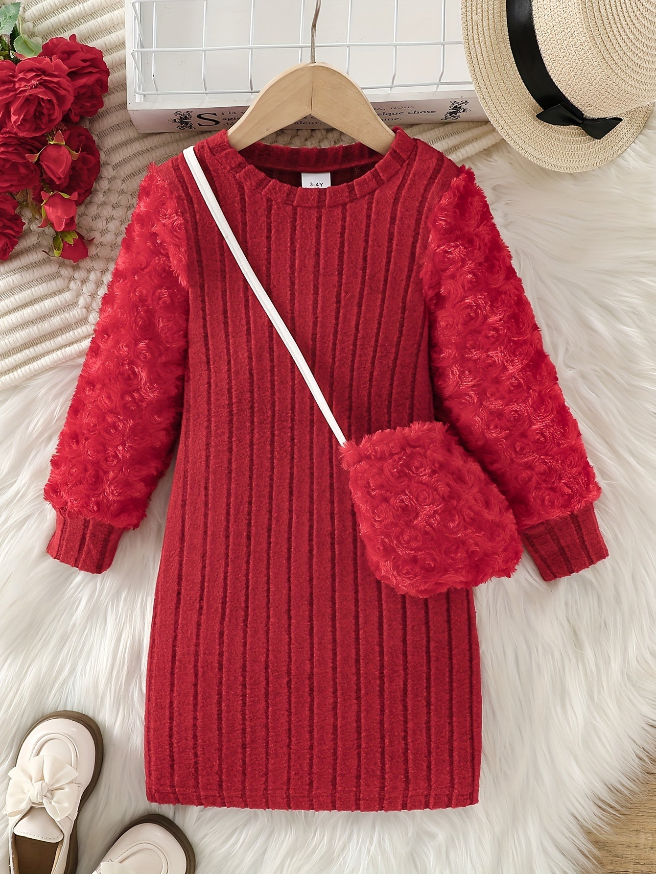 Vestido para meninas e bolsa de cor sólida. A blusa de gola redonda e manga longa é feita de tecido canelado aveludado, com mangas estampadas em padrão de botões de rosa em material fofo como rosas peludas—ideal para uso casual ao ar livre na primavera ou outono