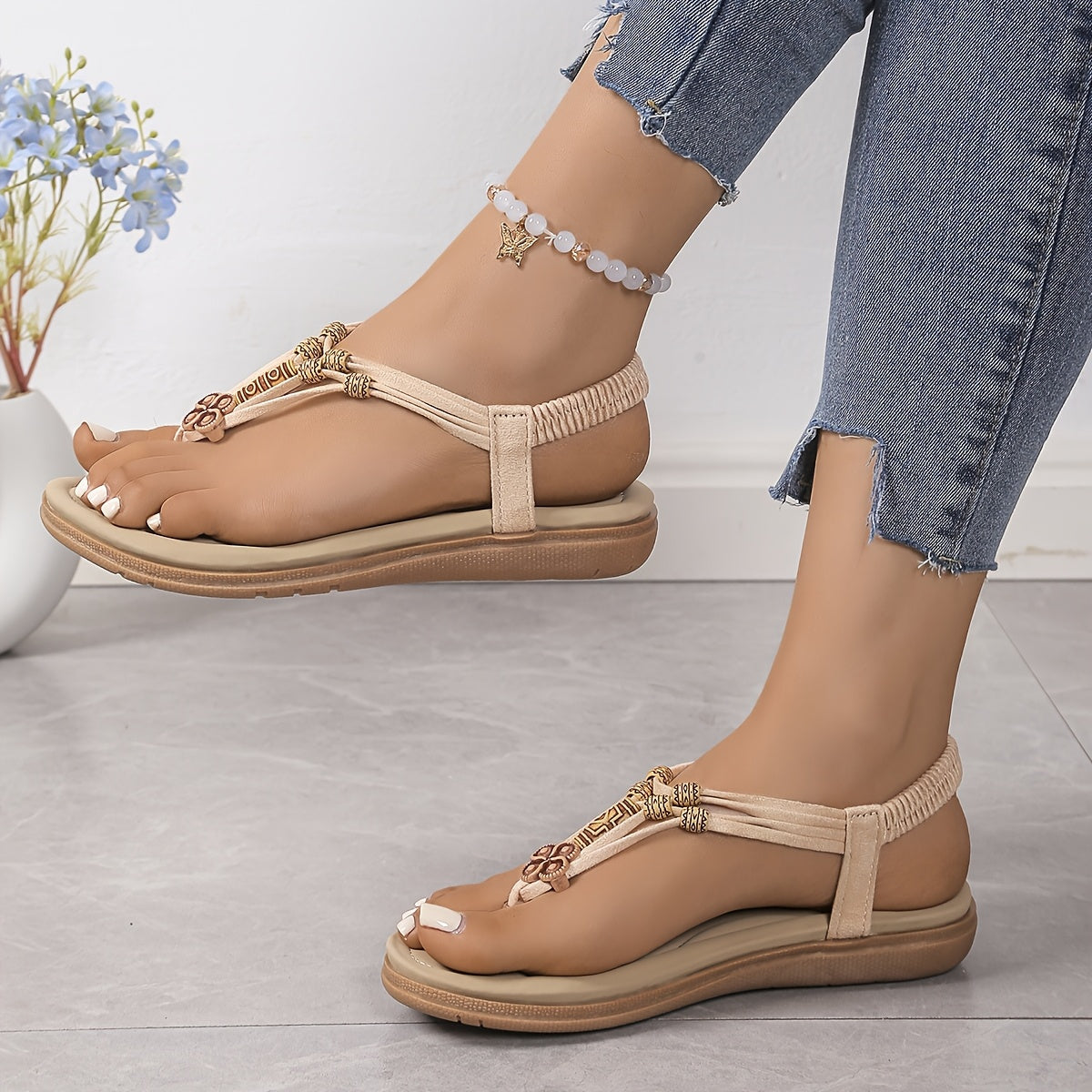 Sandálias Elegantes Boho Chic para Mulheres - Chinelos com Alça Elástica em T, Abertas na Frente, Design Trançado Branco, Confortáveis para Uso Diário