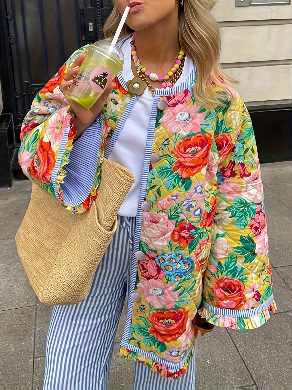 Tamanho Grande - Casaco de Mulher Plus Size com Design Estampado Elegante e Bordas com Folhos, Vibrante e Atraente.